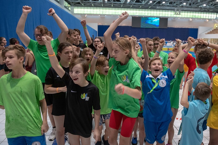 Schüler*innen und Schüler der Carl-von-Linné-Schule beim Linné-Cup feiern in der Schwimmhalle ihren Sieg