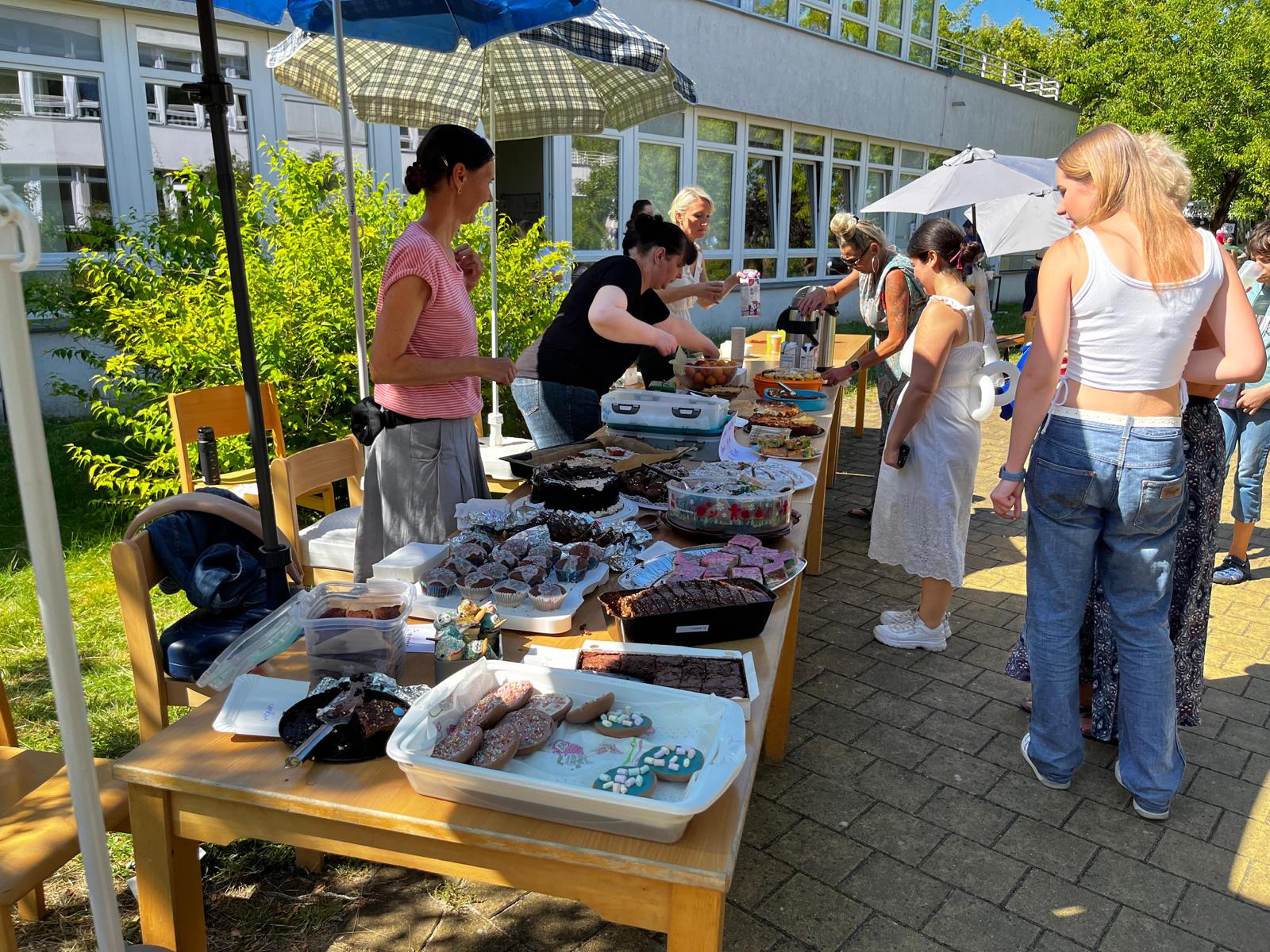 Ein belebter Kuchenstand auf dem Sommerfest der Carl-von-Linné-Schule