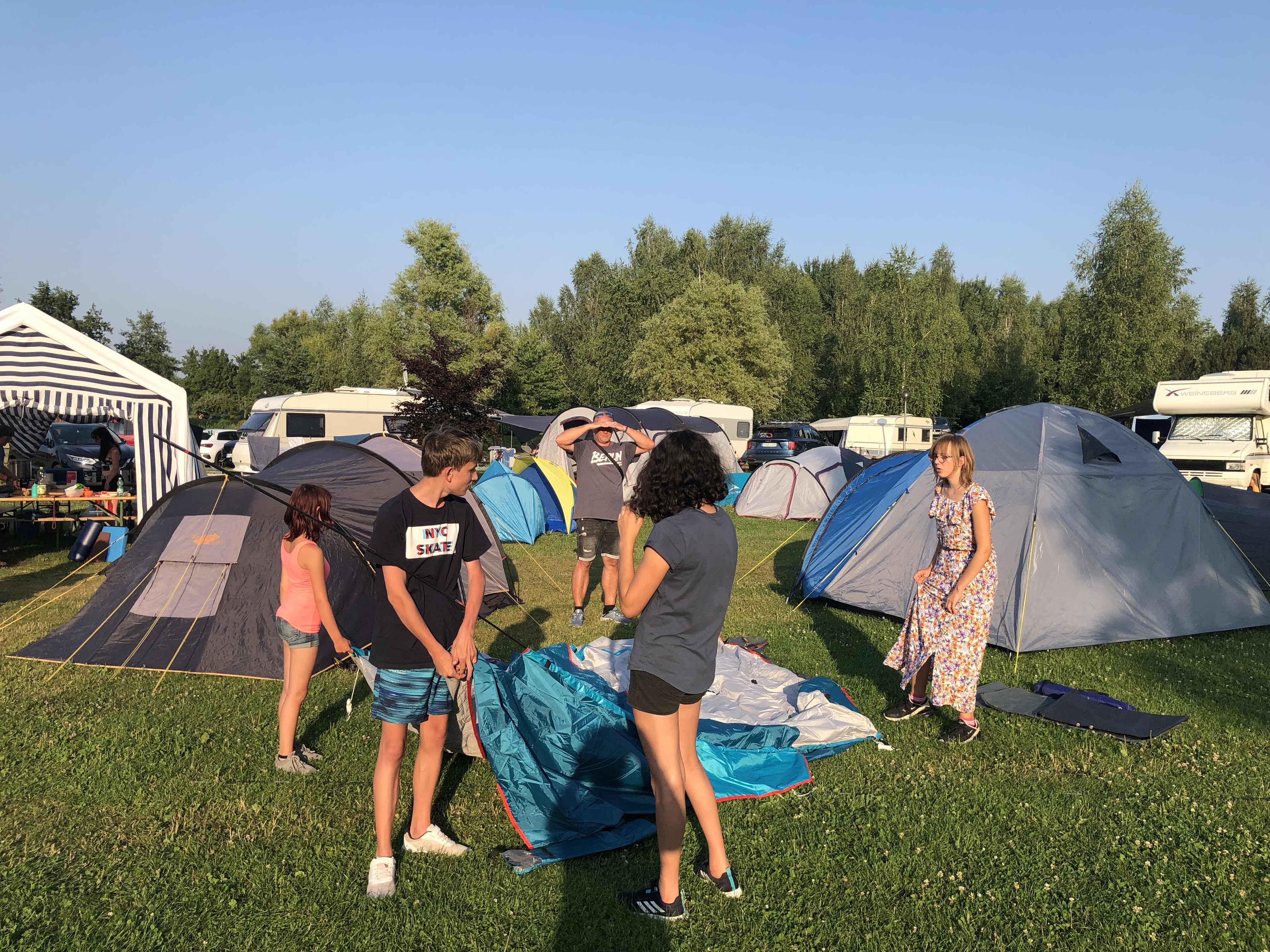 Schülerinnen und Schüler beim Aufbau ihrer Zelte im Sommercamp